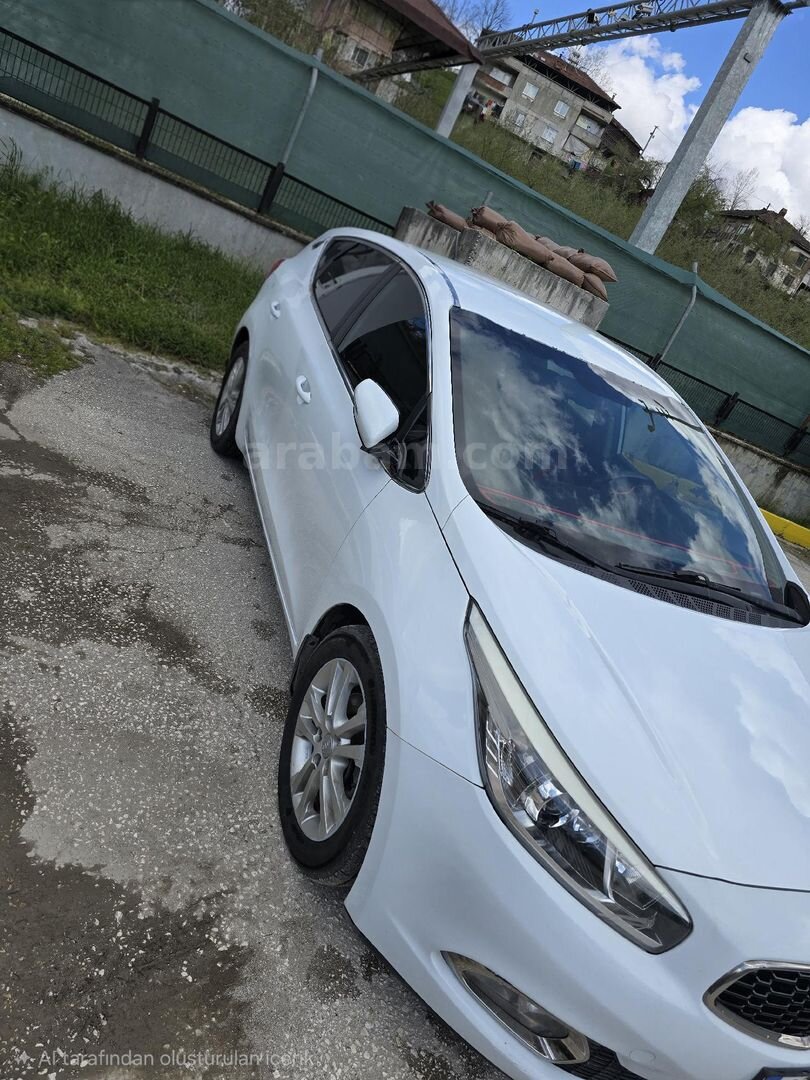 Sahibinden Kia Ceed 1.6 CRDi Concept 2012 Model Düzce 146.000 km Beyaz 7