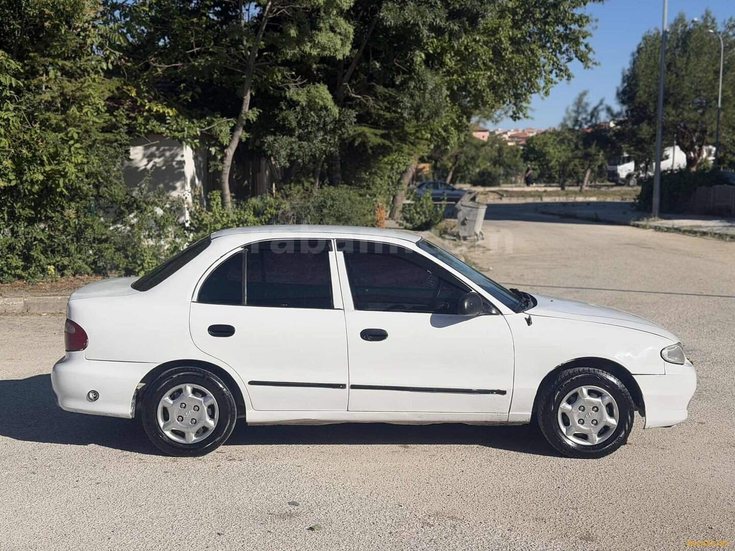 Galeriden Hyundai Accent 1.3 LX 1998 Model Afyonkarahisar 260.000 km Beyaz 4