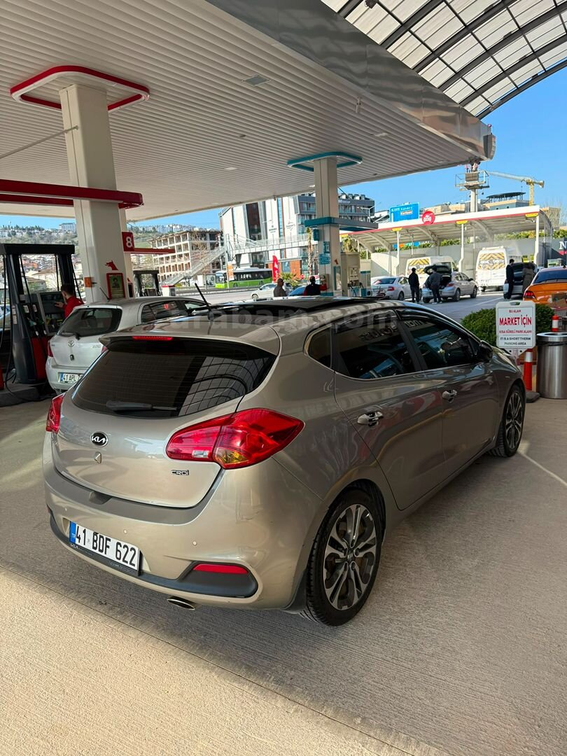 Sahibinden Kia Ceed 1.6 CRDi Premium 2013 Model Kocaeli 138.000 km Şampanya 3