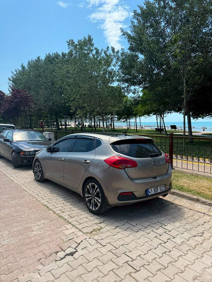 Sahibinden Kia Ceed 1.6 CRDi Premium 2013 Model Kocaeli 138.000 km Şampanya 2