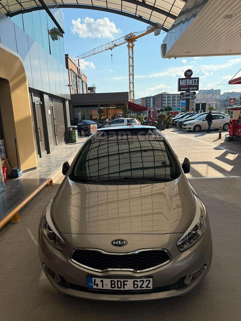 Sahibinden Kia Ceed 1.6 CRDi Premium 2013 Model Kocaeli 138.000 km Şampanya 4