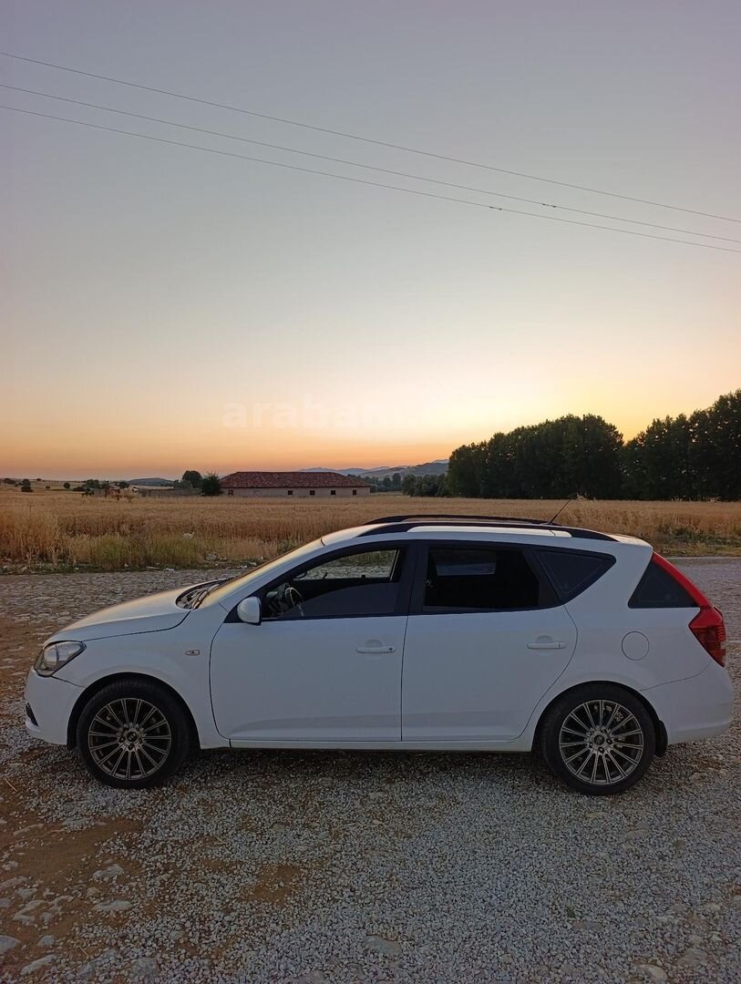 Sahibinden Kia Ceed 1.6 CRDi Concept 2010 Model İstanbul 300.000 km Beyaz 7