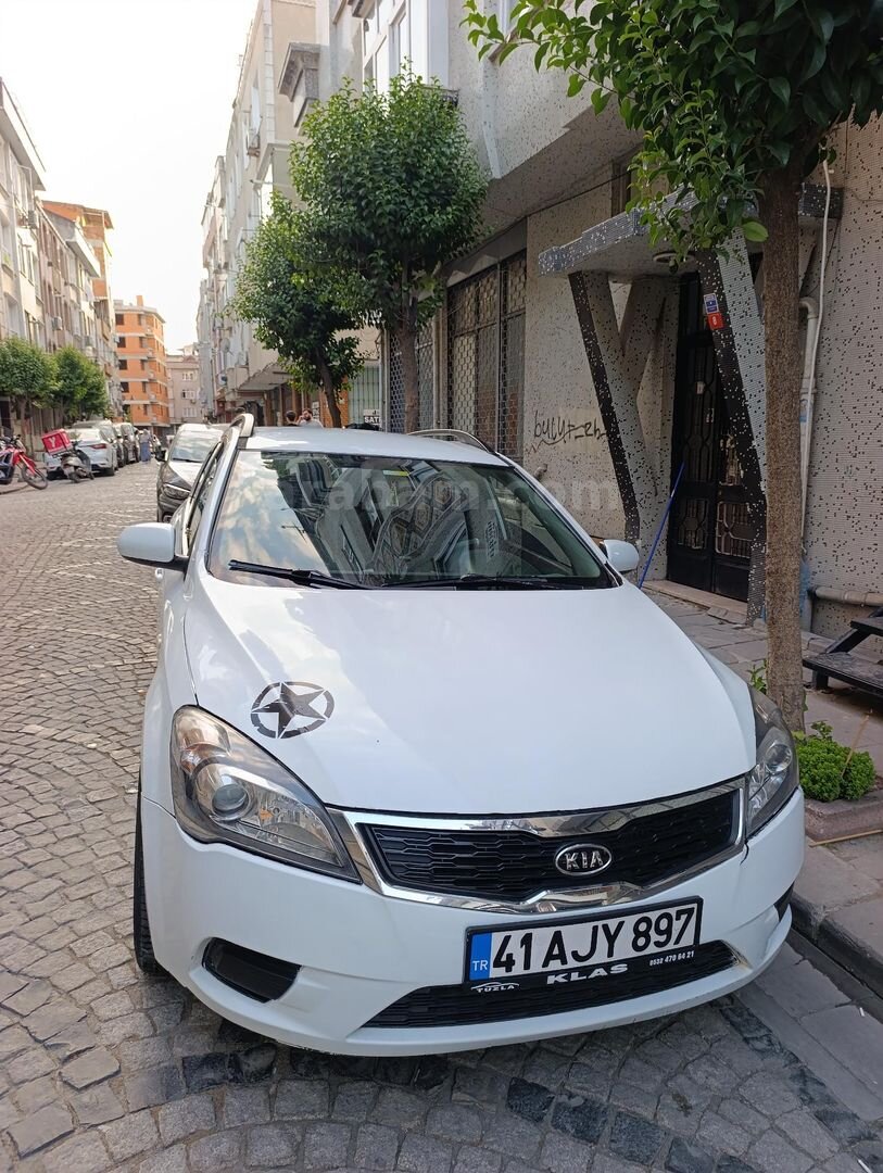 Sahibinden Kia Ceed 1.6 CRDi Concept 2010 Model İstanbul 300.000 km Beyaz 4