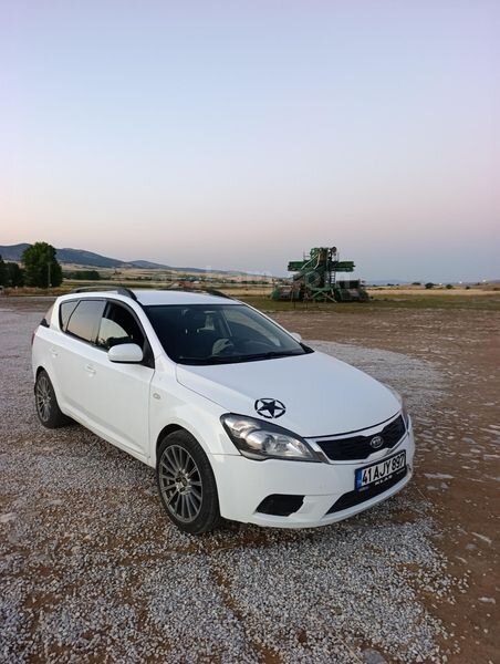 Sahibinden Kia Ceed 1.6 CRDi Concept 2010 Model İstanbul 300.000 km Beyaz