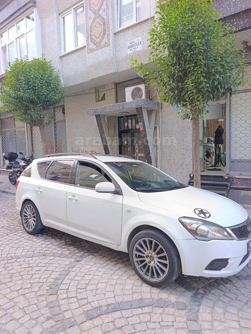 Sahibinden Kia Ceed 1.6 CRDi Concept 2010 Model İstanbul 300.000 km Beyaz 3