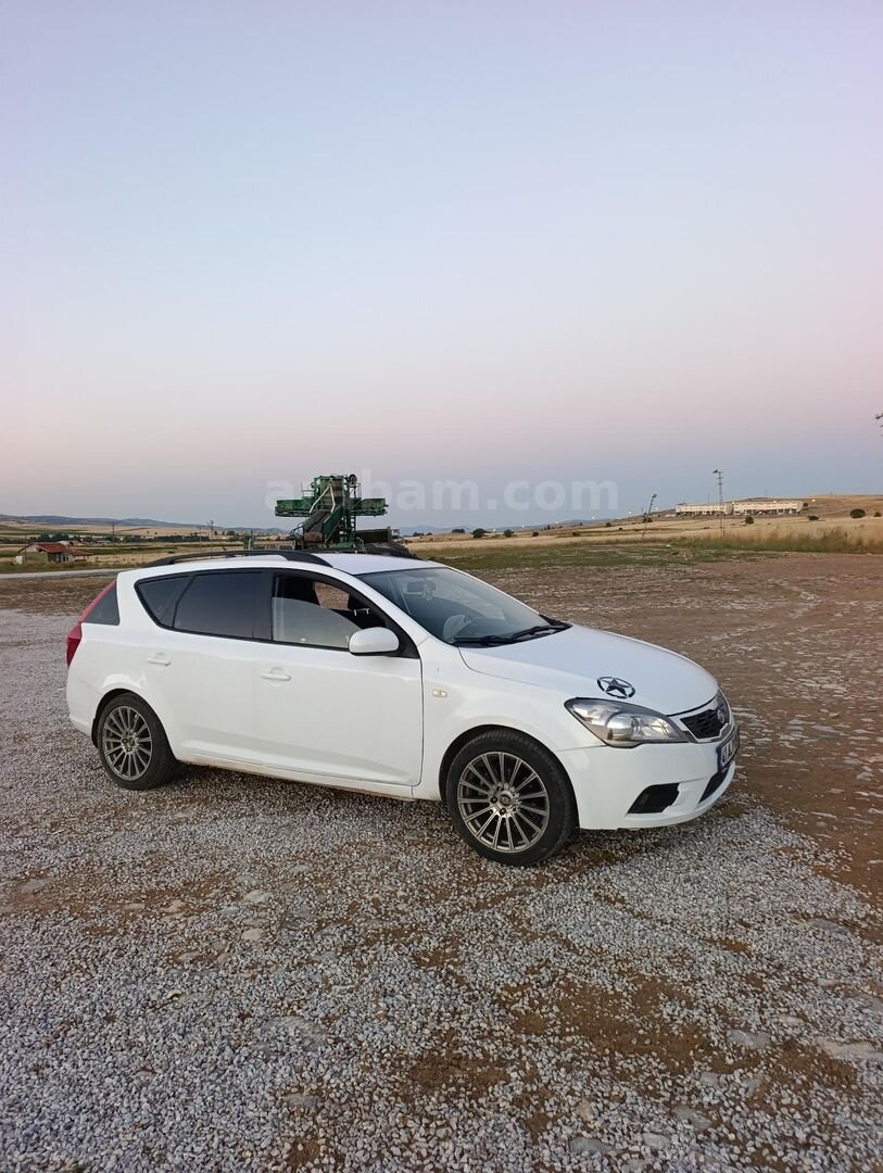 Sahibinden Kia Ceed 1.6 CRDi Concept 2010 Model İstanbul 300.000 km Beyaz 2