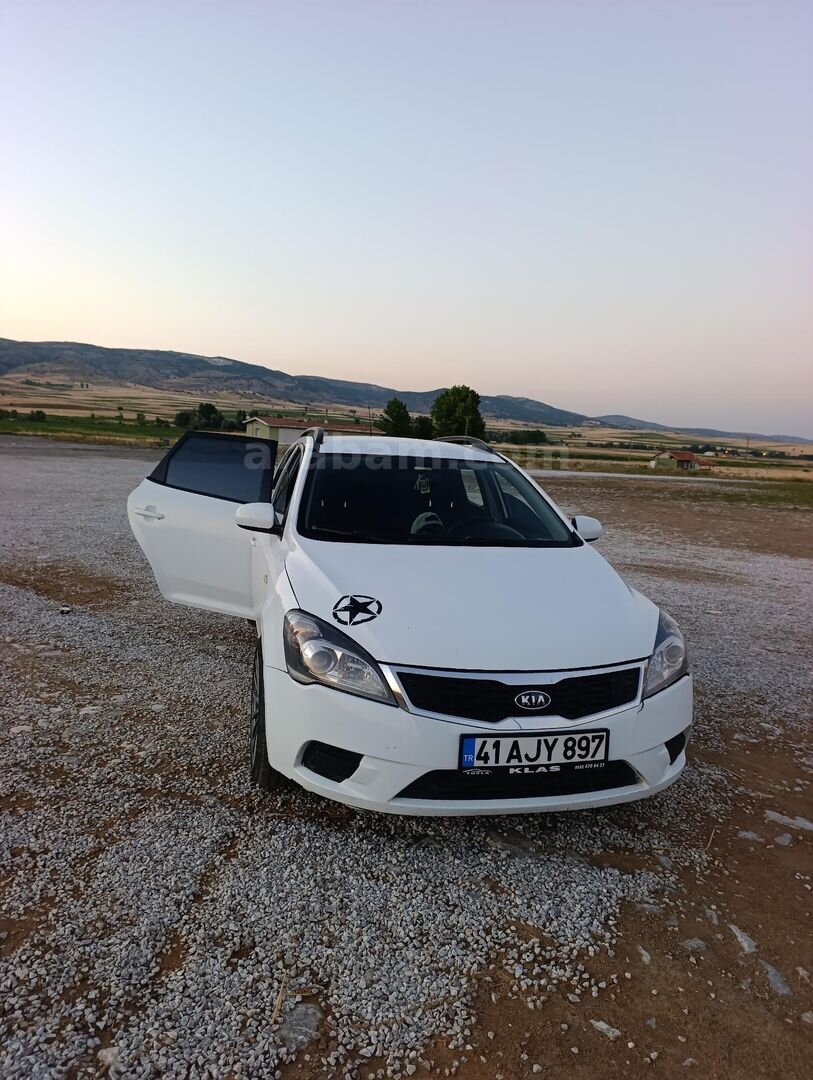 Sahibinden Kia Ceed 1.6 CRDi Concept 2010 Model İstanbul 300.000 km Beyaz 6