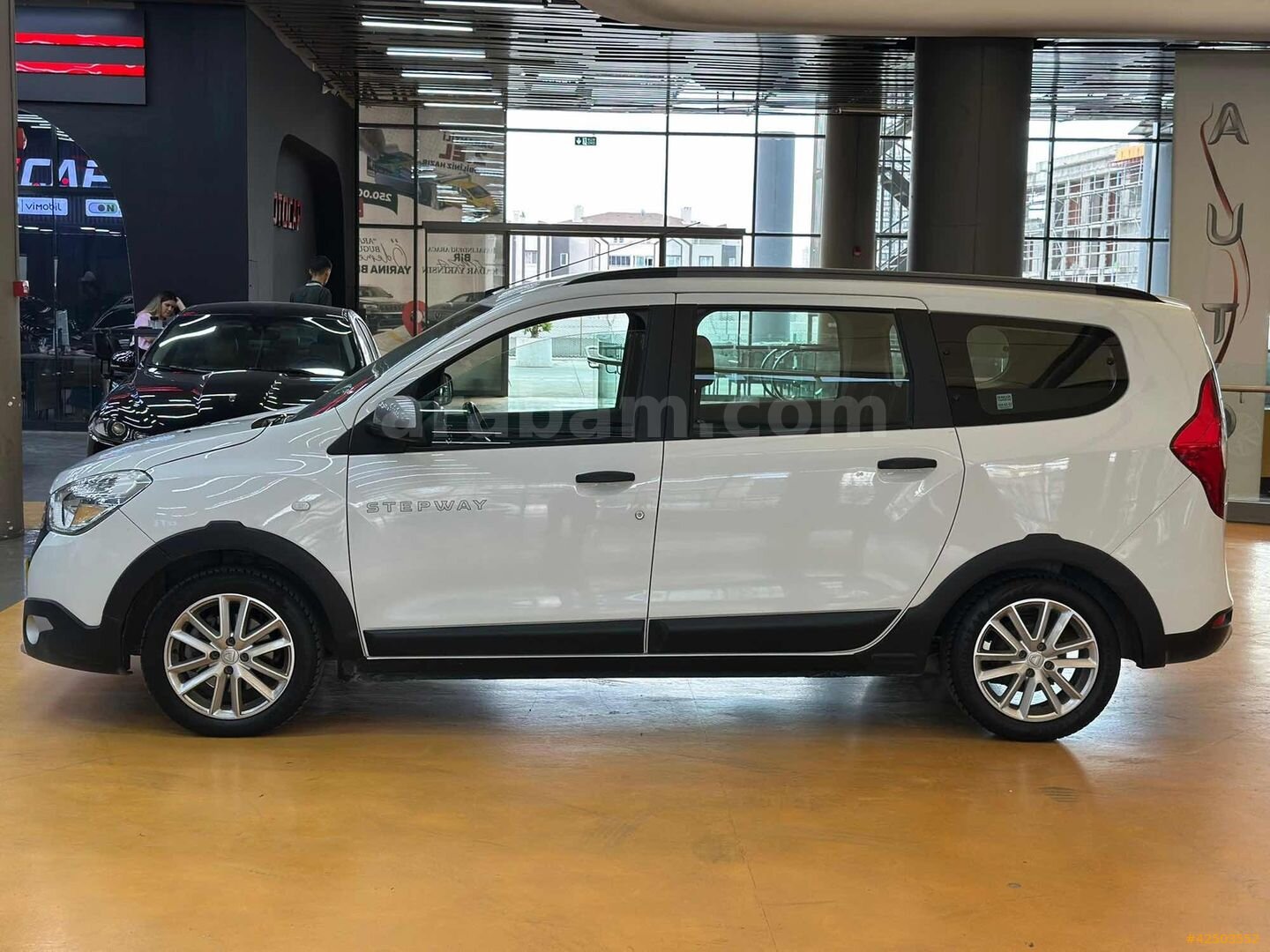 Galeriden Dacia Lodgy 1.5 BlueDCI Stepway 2022 Model İstanbul 96.500 km Beyaz 5