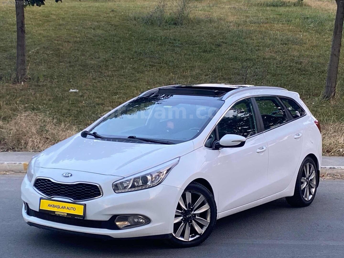 Galeriden Kia Ceed 1.6 CRDi Concept Plus SW 2015 Model İstanbul 343.000 km Beyaz 3