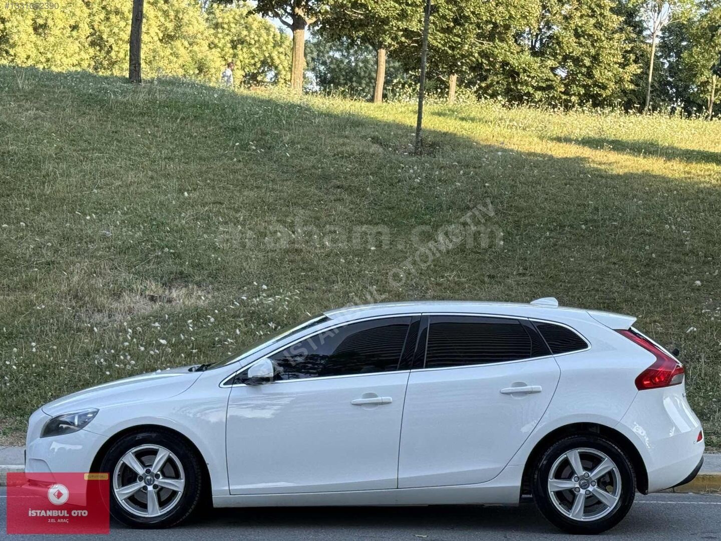 Galeriden Volvo V40 1.6 D Advance 2015 Model İstanbul 200.000 km Beyaz 2