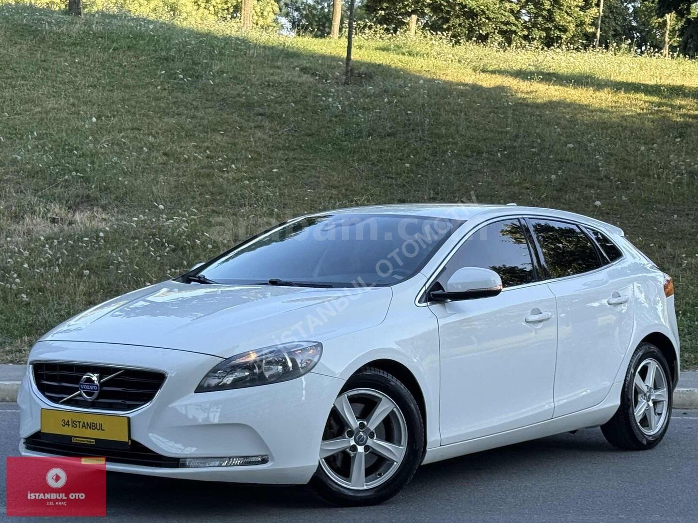 Galeriden Volvo V40 1.6 D Advance 2015 Model İstanbul 200.000 km Beyaz 1