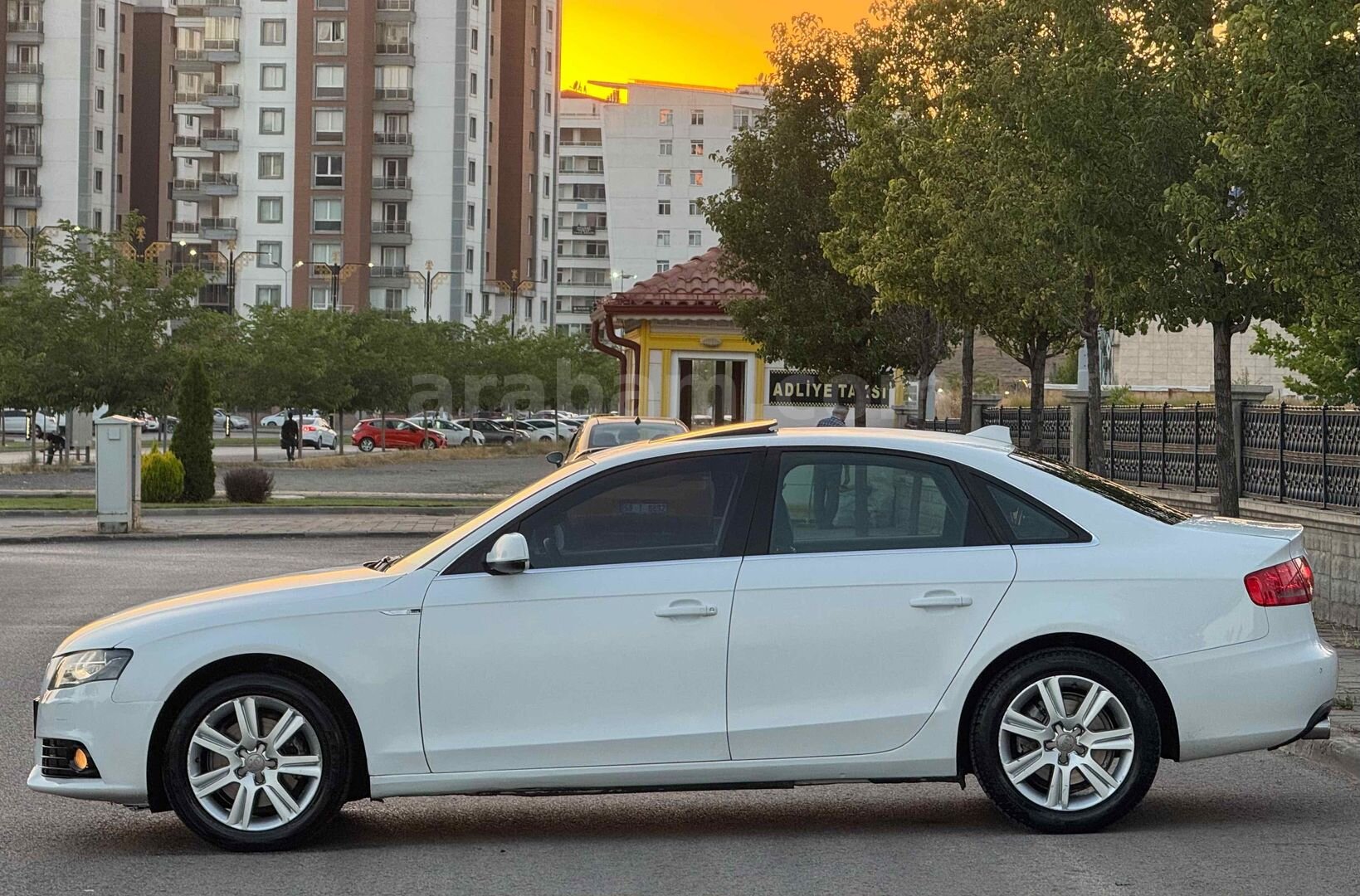 Galeriden Audi A4 Sedan 2.0 TDI 2011 Model Sivas 270.000 km Beyaz 6