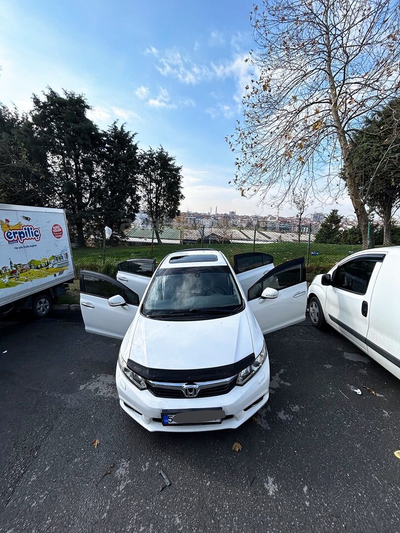 Sahibinden Honda Civic 1.6i VTEC Eco Elegance 2014 Model İstanbul 178.000 km Beyaz 3