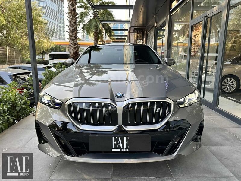 Galeriden BMW i Serisi i5 eDrive 40 M Sport 2024 Model İzmir 44.550 km Bej