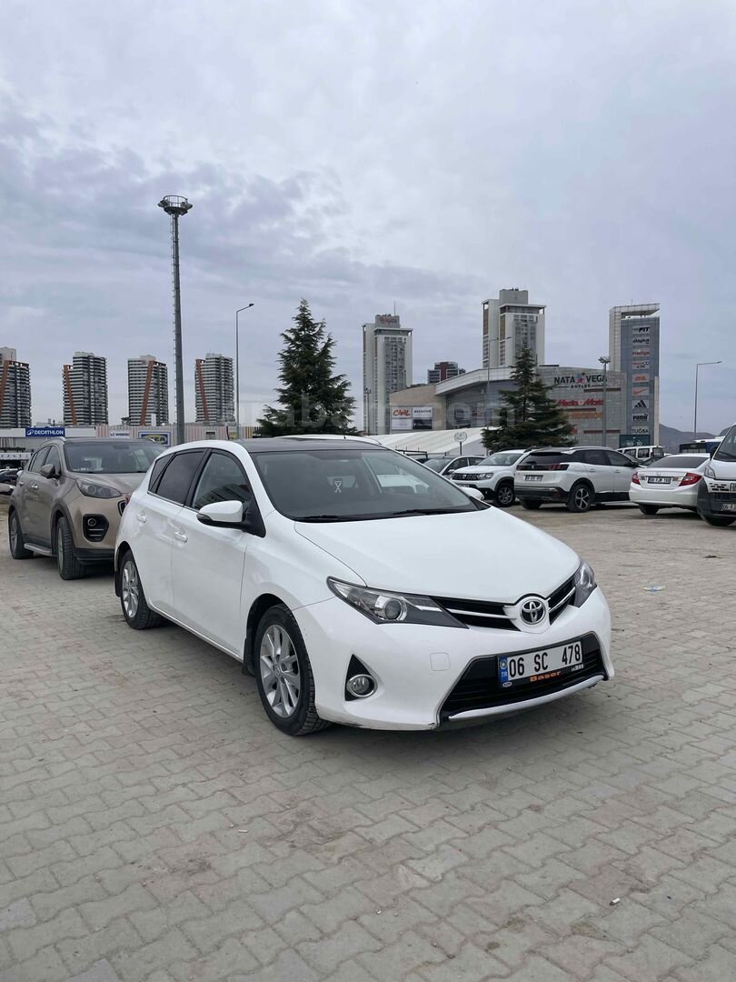 Sahibinden Toyota Auris 1.4 D-4D Active Skypack 2013 Model Ankara 98.000 km Beyaz 2