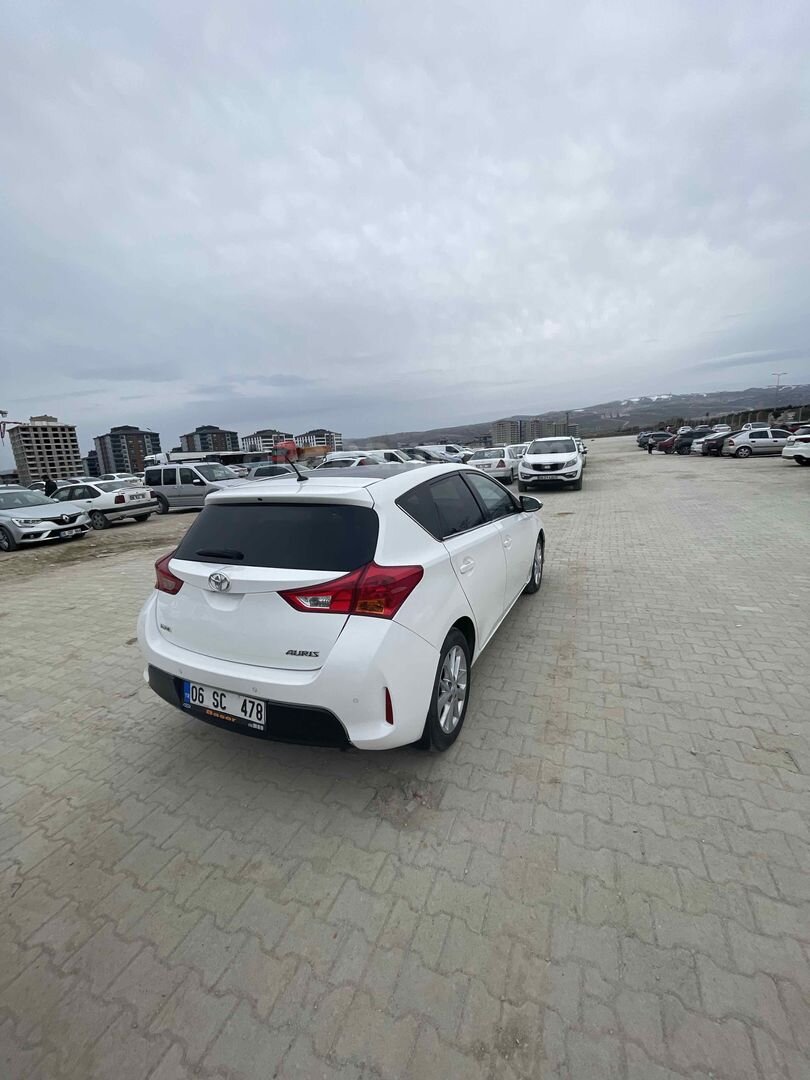 Sahibinden Toyota Auris 1.4 D-4D Active Skypack 2013 Model Ankara 98.000 km Beyaz 3