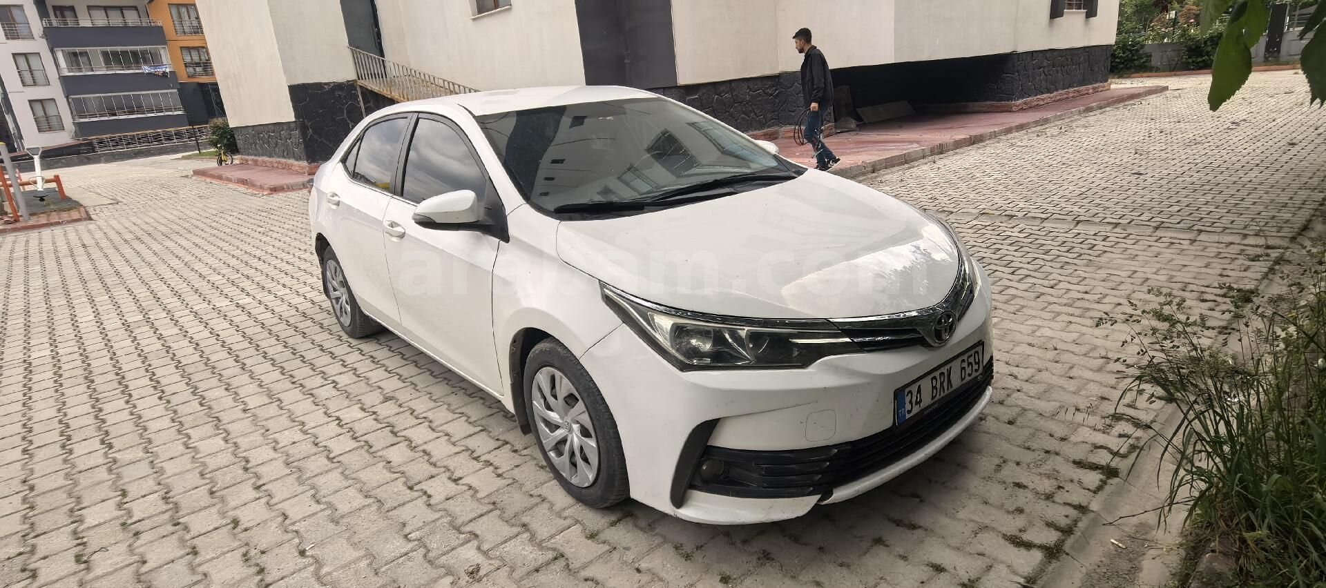 Galeriden Toyota Corolla 1.4 D-4D Touch 2018 Model Malatya 213.000 km Beyaz 4