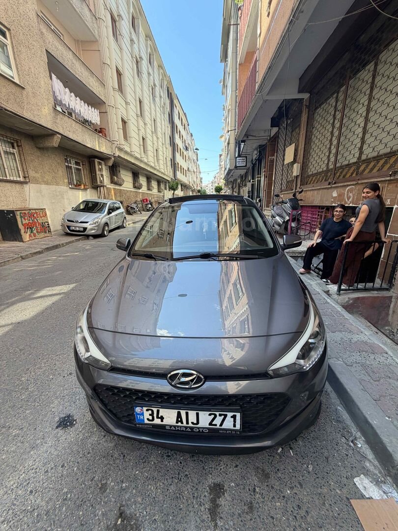 Sahibinden Hyundai i20 1.4 MPI Style 2017 Model İstanbul 122.000 km Füme 4