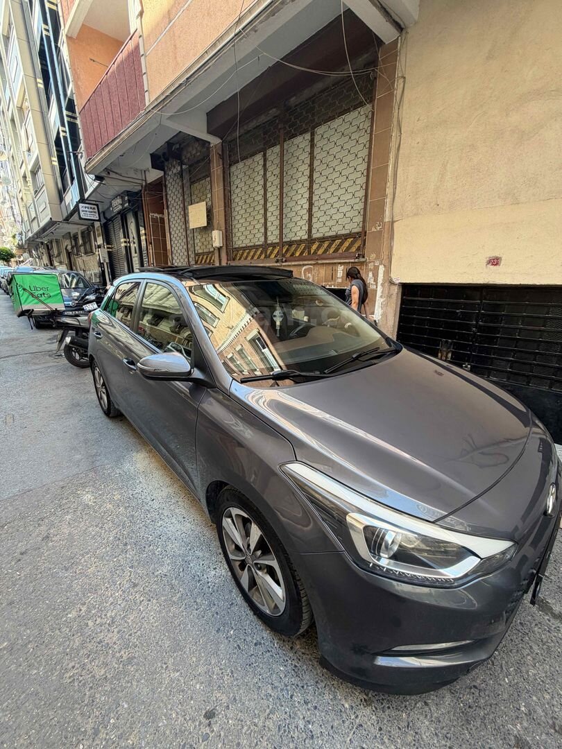Sahibinden Hyundai i20 1.4 MPI Style 2017 Model İstanbul 122.000 km Füme 3