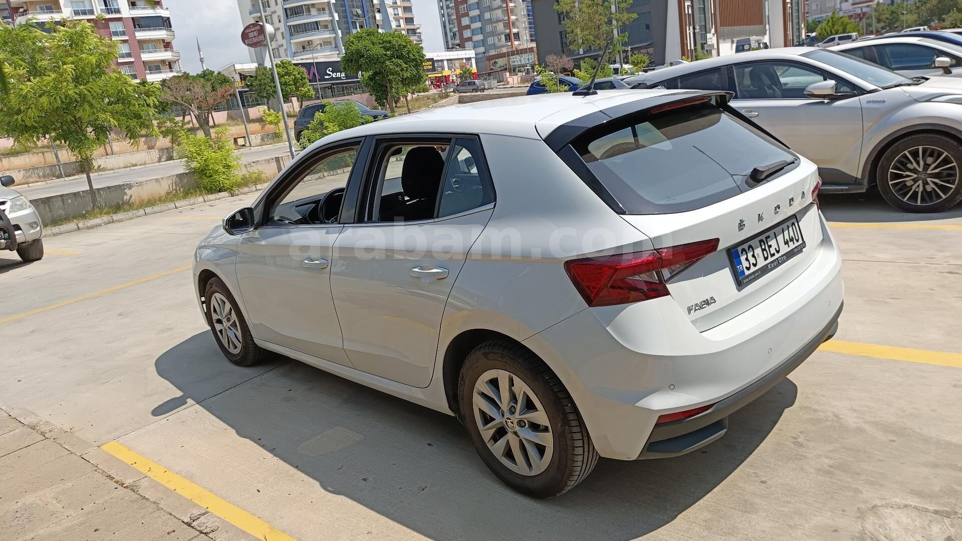 Sahibinden Skoda Fabia 1.0 TSI Premium 2022 Model Mersin 51.500 km Beyaz 5