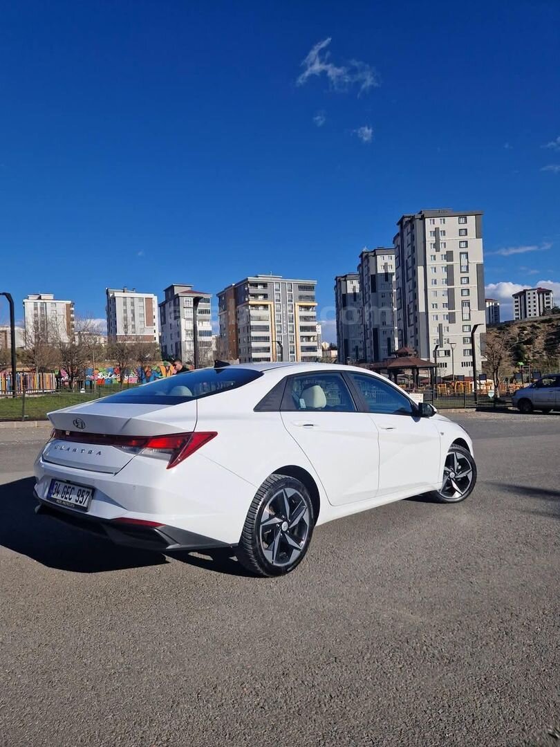 Sahibinden Hyundai Elantra 1.6 MPI Style Comfort 2022 Model Kahramanmaraş 90.000 km Beyaz 3