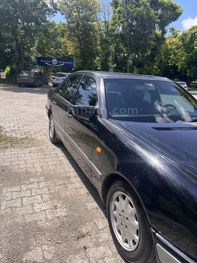 Sahibinden Mercedes - Benz E 200 Elegance 1998 Model Kars 330.000 km Siyah 3