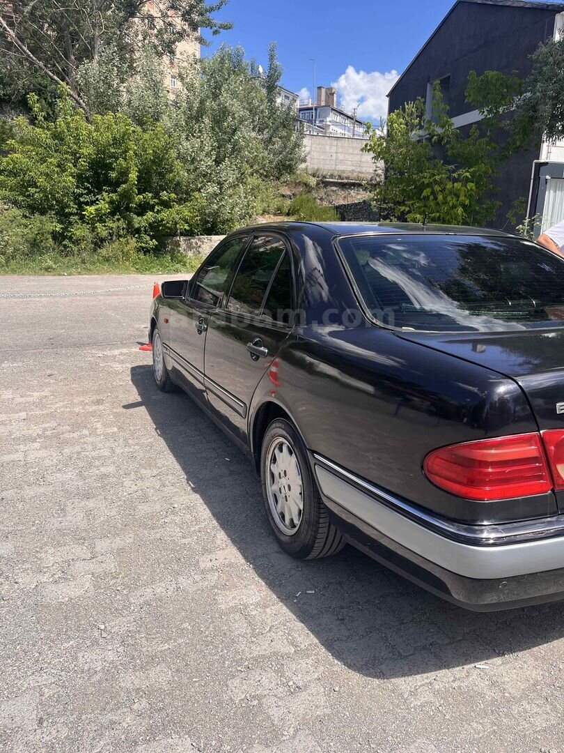Sahibinden Mercedes - Benz E 200 Elegance 1998 Model Kars 330.000 km Siyah 4