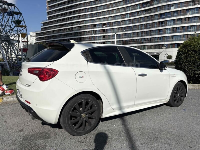 Sahibinden Alfa Romeo Giulietta 1.6 JTD Distinctive 2012 Model 252.000 km Beyaz 5