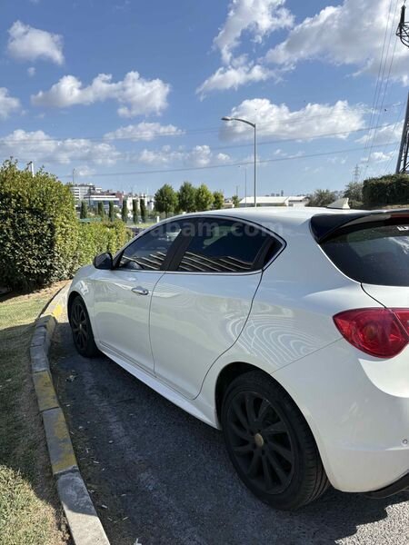 Sahibinden Alfa Romeo Giulietta 1.6 JTD Distinctive 2012 Model 252.000 km Beyaz 3