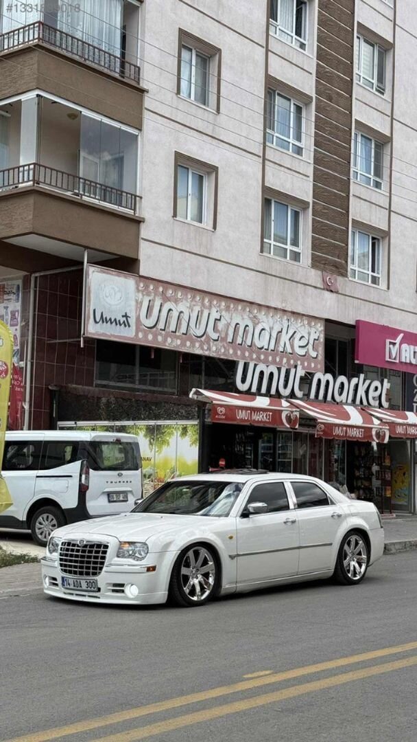 Galeriden Chrysler 300 C 3.0 CRD 2007 Model Ankara 345.000 km Beyaz 4