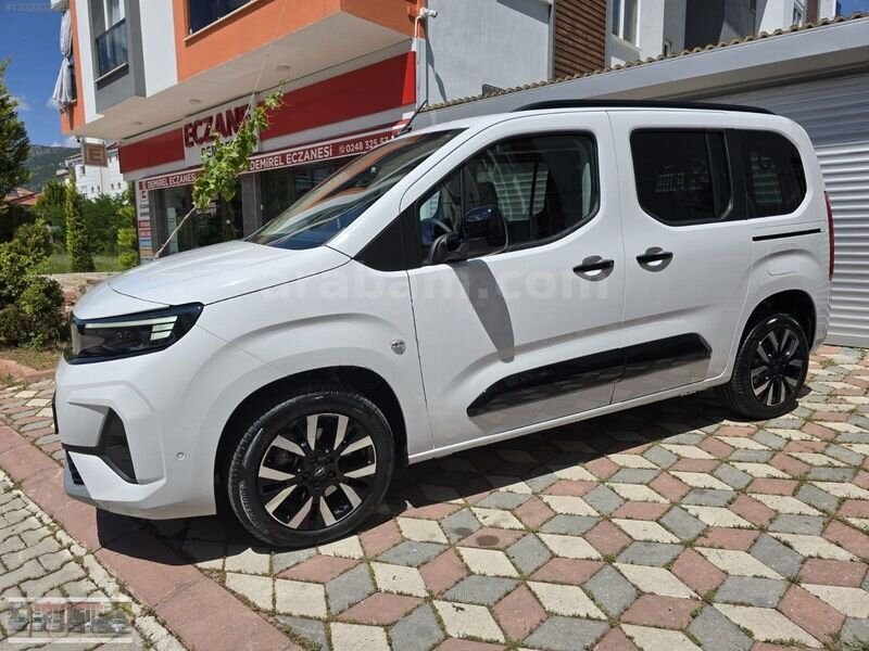DEMİREL'DEN HATASIZ BOYASIZ OPEL COMBO LİFE ULTIMATE CAM TAVAN