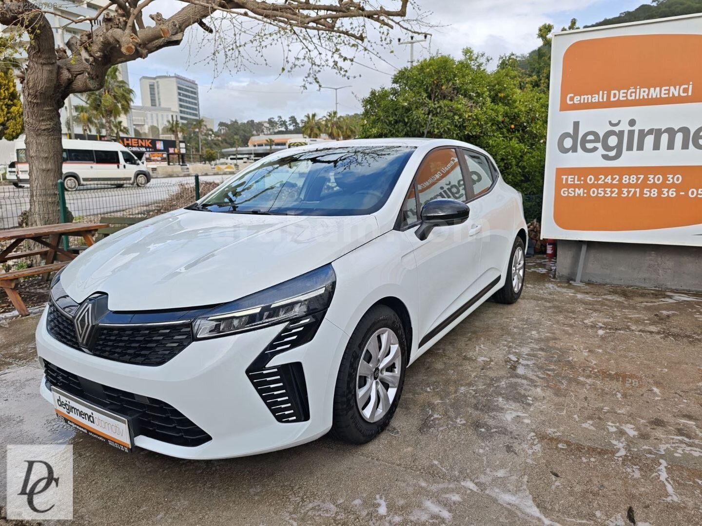 Galeriden Renault Clio 1.0 TCe Equilibre 2023 Model Antalya 82.000 km Beyaz 2