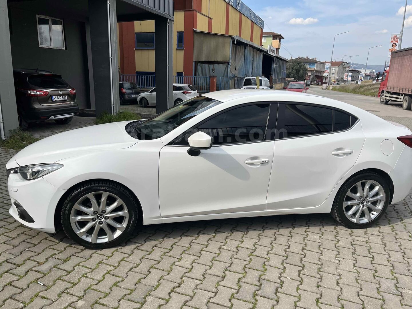 Sahibinden Mazda 3 1.5 SkyActive-G Power 2015 Model 5
