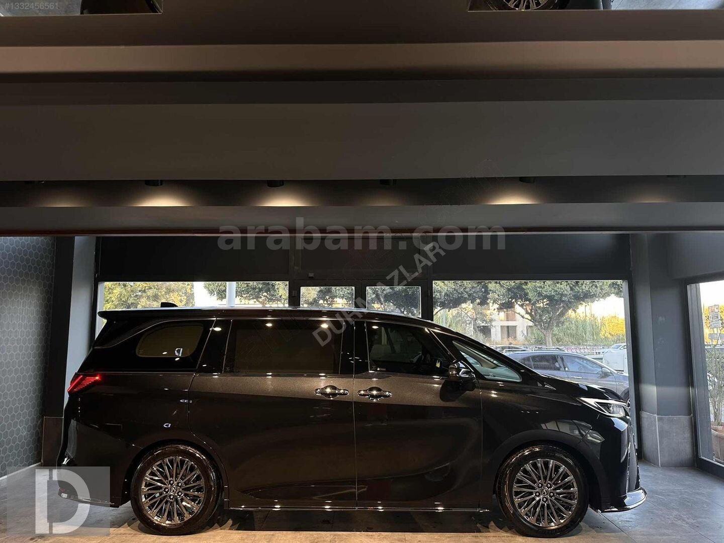 Galeriden Lexus LM 350h 2024 Model Antalya 25.000 km Siyah 3