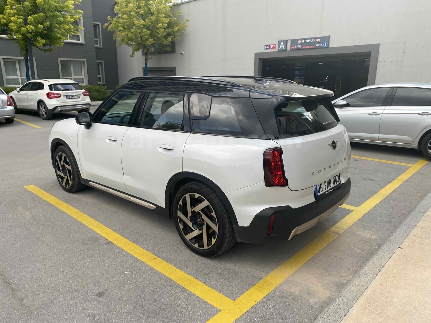 Sahibinden Aile Aracı Mini Countryman E Favoured 2024 Model Kazasız Boyasız Değişensiz 3