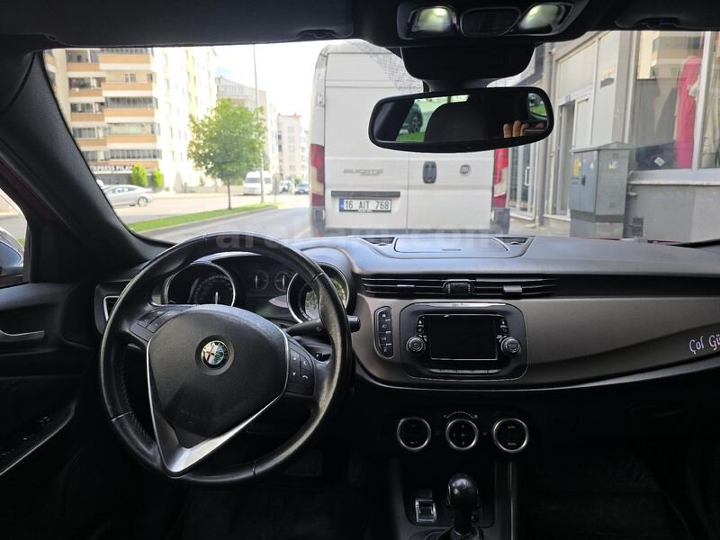 Sahibinden Alfa Romeo Giulietta 1.4 TB MultiAir Distinctive 2015 Model 172.000 km Kırmızı