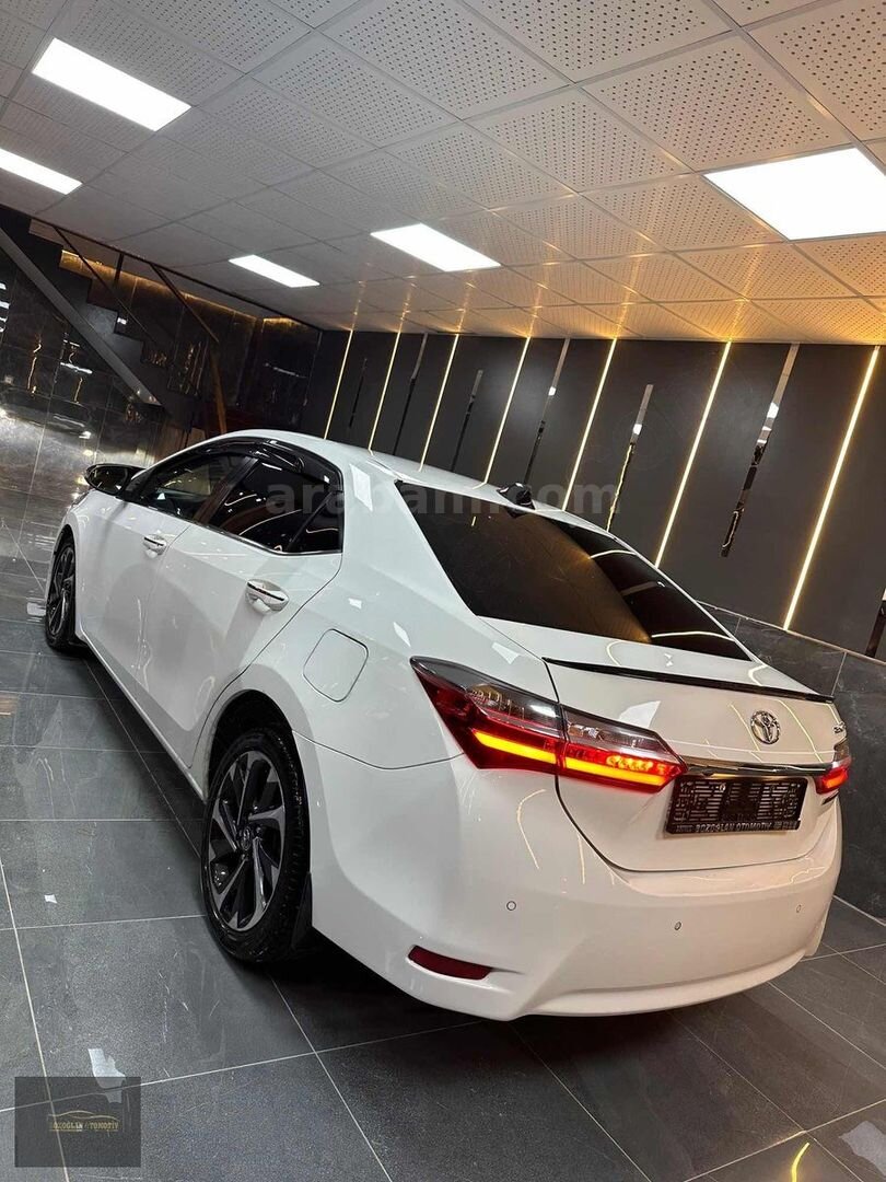 Galeriden Toyota Corolla 1.4 D-4D Premium 50.Yıl 2017 Model Adana 163.000 km Beyaz 6