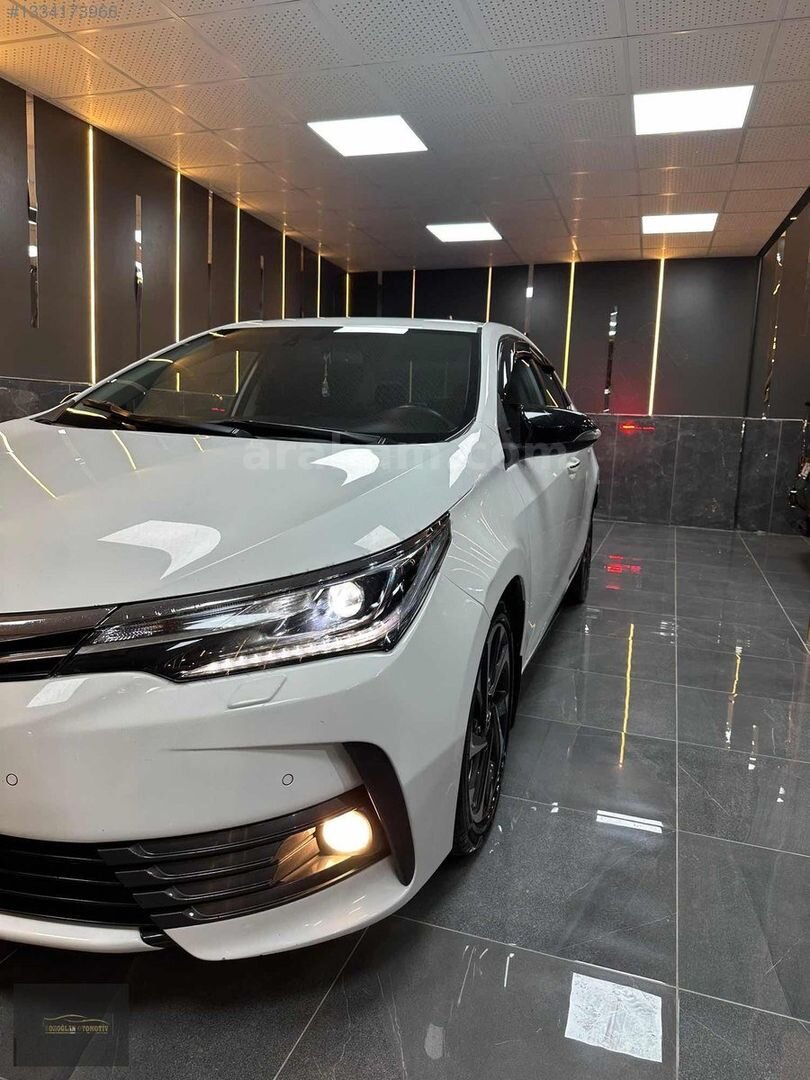 Galeriden Toyota Corolla 1.4 D-4D Premium 50.Yıl 2017 Model Adana 163.000 km Beyaz 4