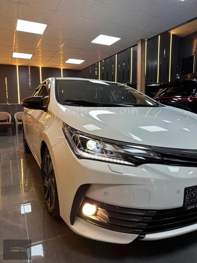 Galeriden Toyota Corolla 1.4 D-4D Premium 50.Yıl 2017 Model Adana 163.000 km Beyaz 5