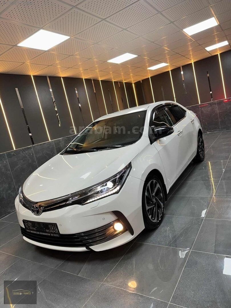 Galeriden Toyota Corolla 1.4 D-4D Premium 50.Yıl 2017 Model Adana 163.000 km Beyaz 3