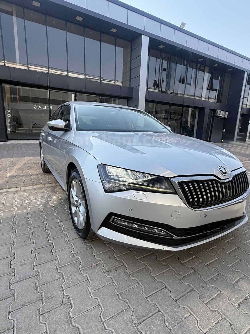Galeriden Skoda SuperB 1.5 TSI Premium 2023 Model Diyarbakır 176.100 km Gri 5
