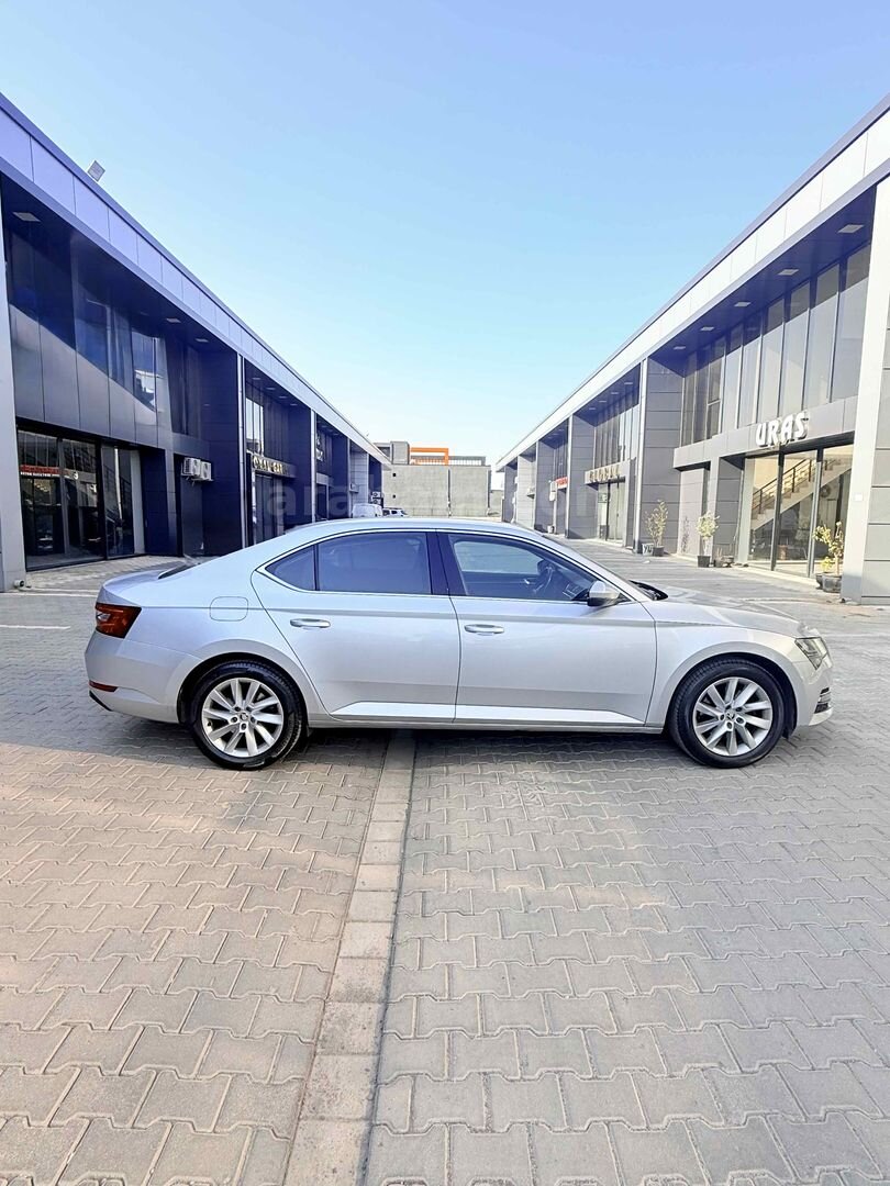 Galeriden Skoda SuperB 1.5 TSI Premium 2023 Model Diyarbakır 176.100 km Gri 3