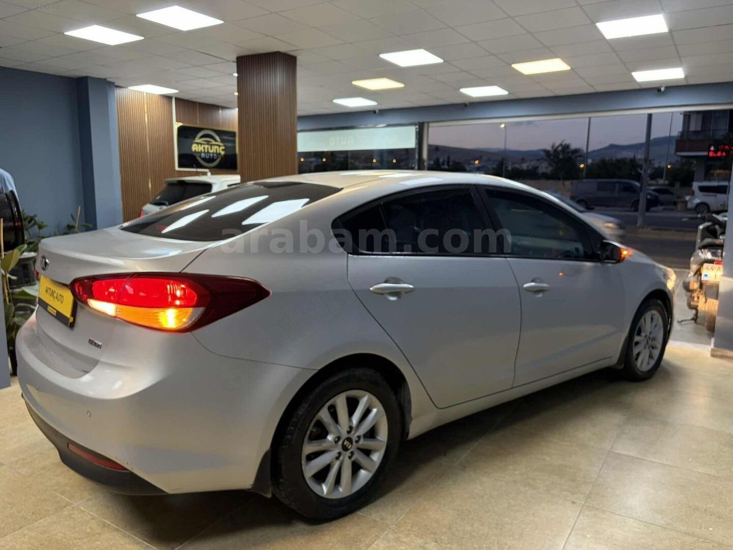 Galeriden Kia Cerato 1.6 CRDi Comfort 2017 Model Adıyaman 359.000 km Gri 5