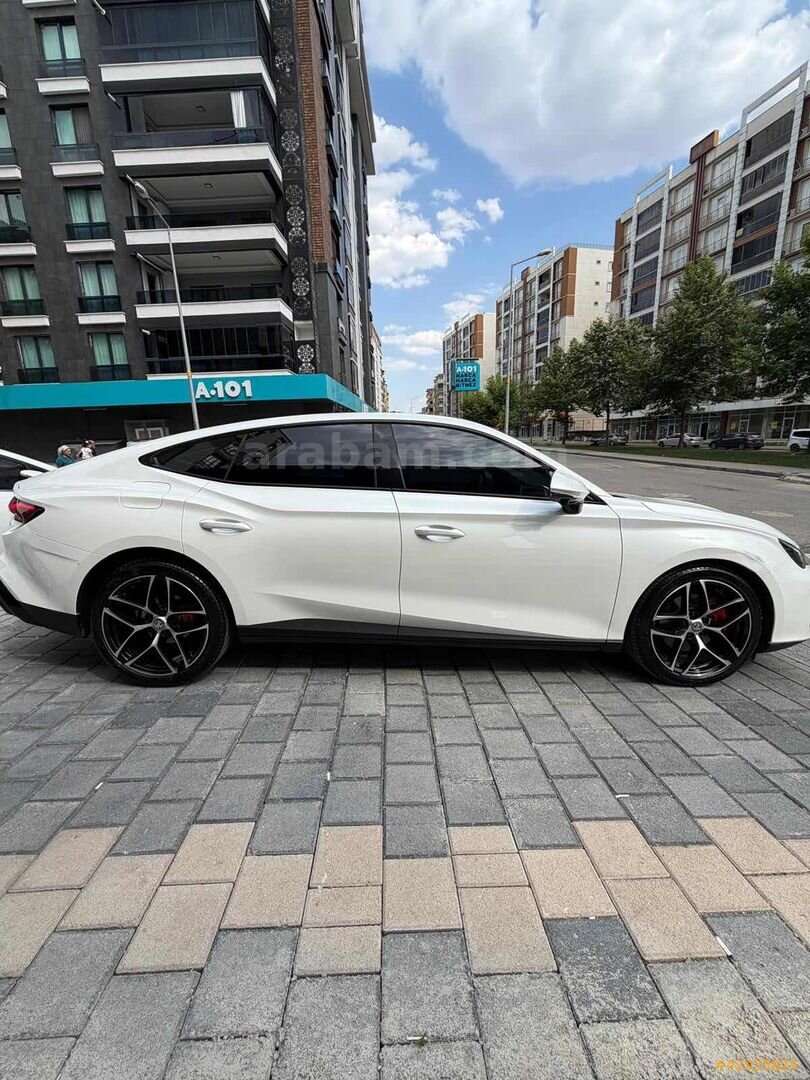 Galeriden MG MG7 1.5 Excellence Red Edition 2025 Model Batman 6.001 km Beyaz 3
