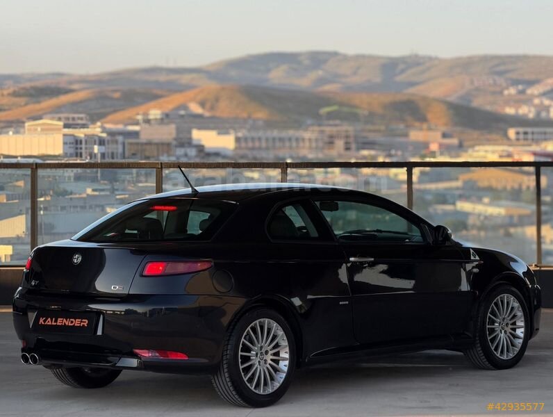 KALENDER MOTORS'DAN TR'DE TEK DEĞİŞENSZ ALFA ROMEO GT 1.9 JTD Q2 3