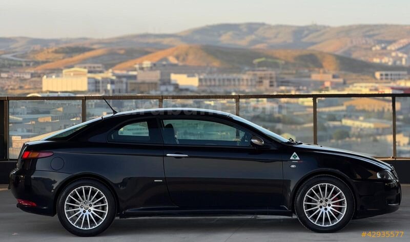 KALENDER MOTORS'DAN TR'DE TEK DEĞİŞENSZ ALFA ROMEO GT 1.9 JTD Q2 2