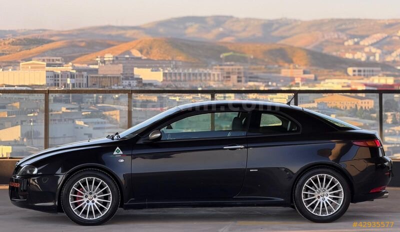 KALENDER MOTORS'DAN TR'DE TEK DEĞİŞENSZ ALFA ROMEO GT 1.9 JTD Q2 6