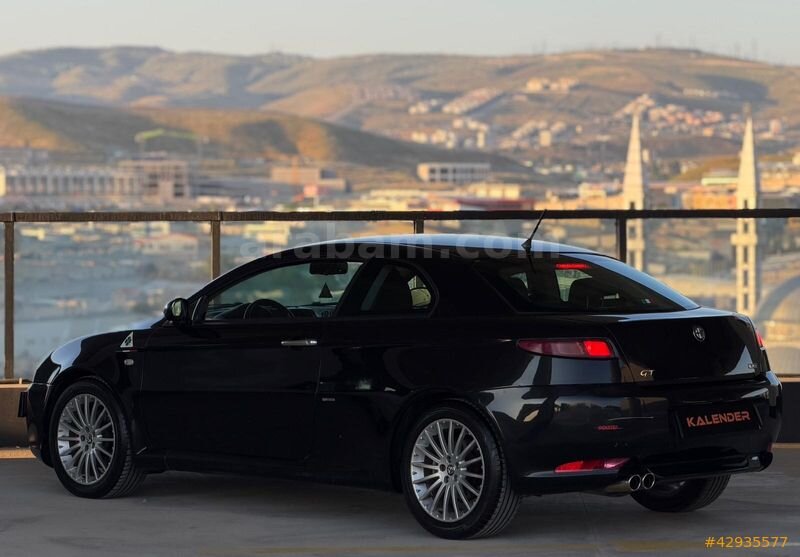 KALENDER MOTORS'DAN TR'DE TEK DEĞİŞENSZ ALFA ROMEO GT 1.9 JTD Q2 5
