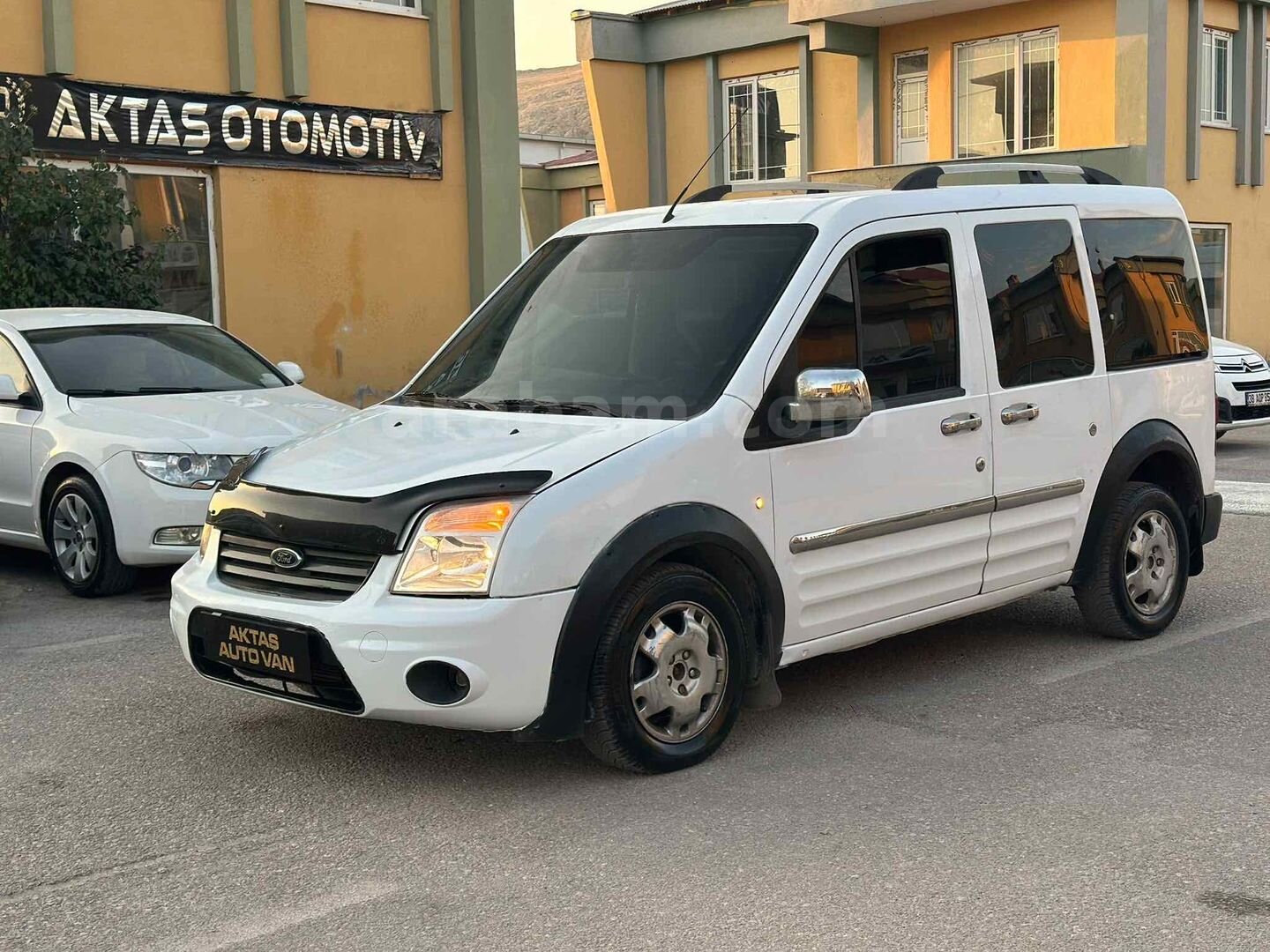 Galeriden Ford Tourneo Connect 1.8 TDCI Deluxe 2013 Model Van 2