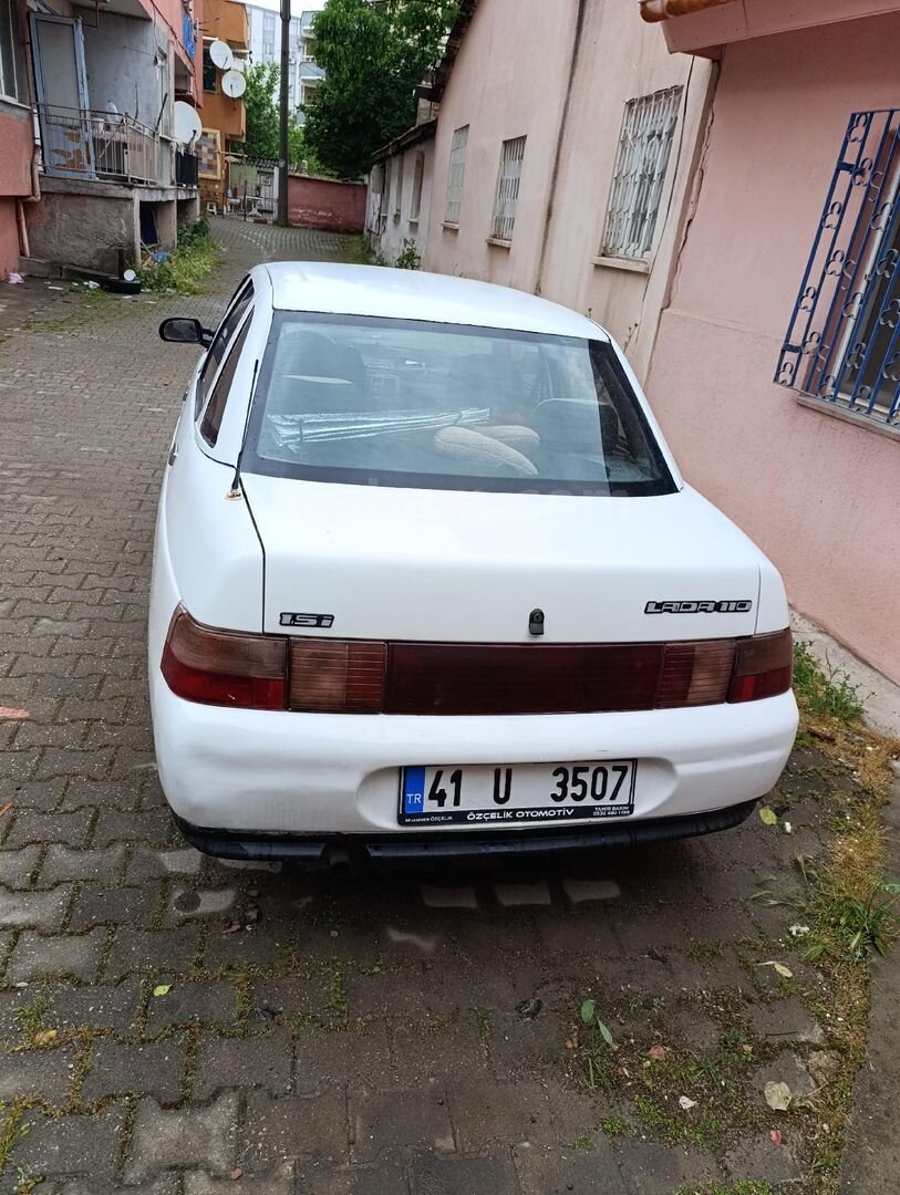 Sahibinden Lada Vega 1.5 1999 Model 207.000 km Beyaz 3